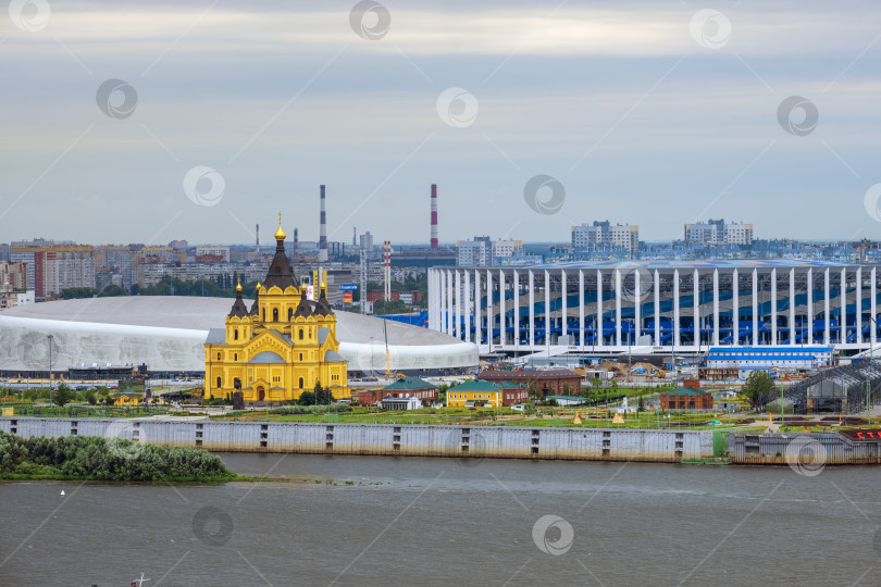 Скачать Нижний Новгород, Россия - 21.07.2025. Вид на Стрелку с собором святого Александра Невского рядом со стадионом. фотосток Ozero