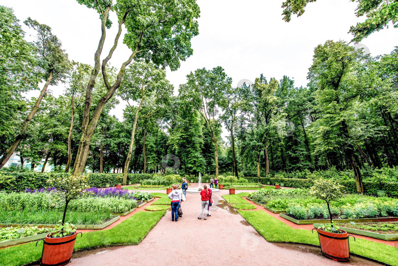 Скачать Санкт-Петербург, Россия, 25 июля 2017 года, панорамный пейзаж парка "Летний сад" фотосток Ozero
