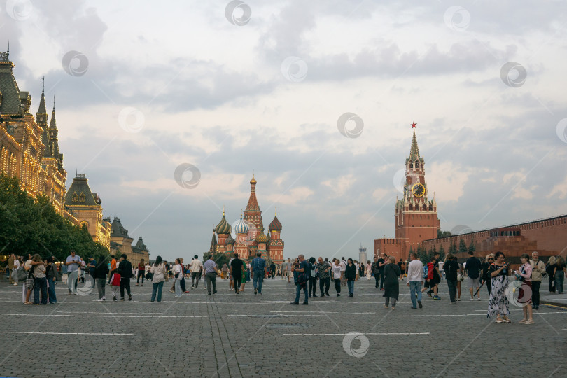 Скачать люди на Красной площади в Москве на закате. фотосток Ozero