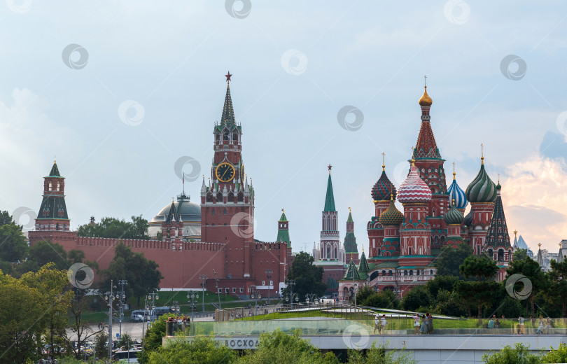 Скачать вид на Кремль и собор Василия Блаженного в Москве фотосток Ozero