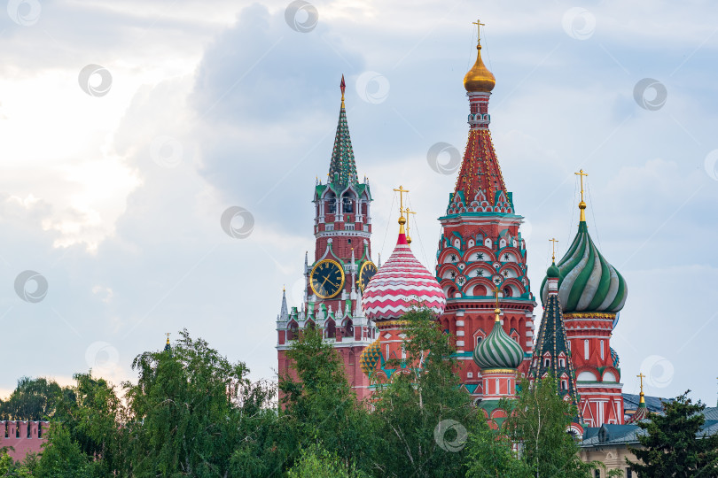 Скачать вид на собор Василия Блаженного в Москве из парка Зарядье фотосток Ozero
