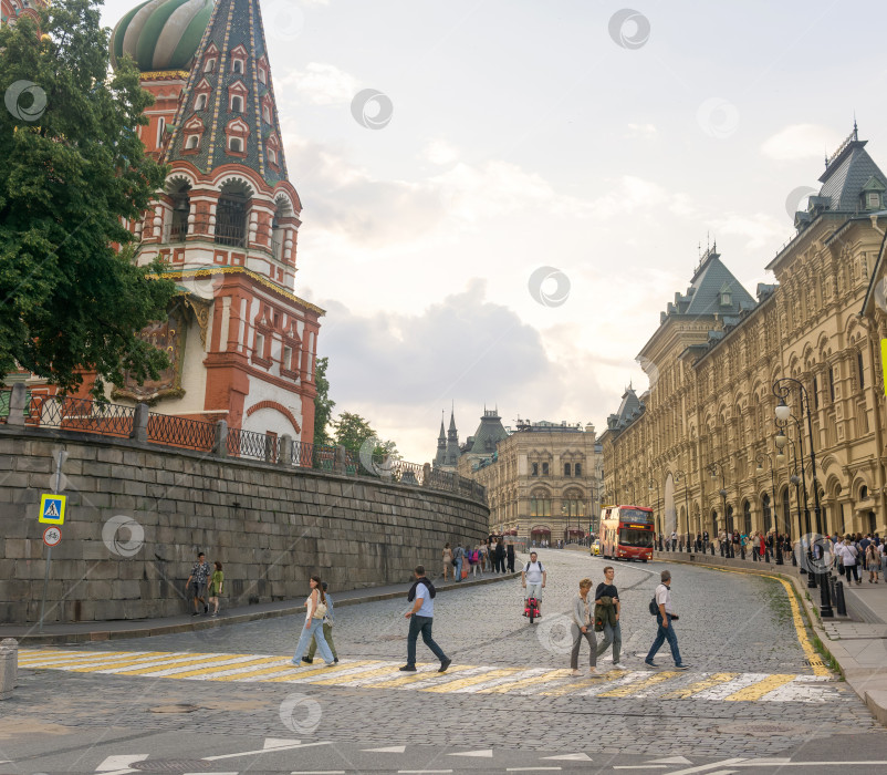 Скачать Улица Варварка рядом с Красной площадью в Москве фотосток Ozero