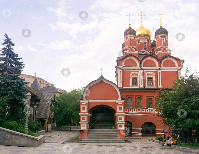 Скачать Знаменский собор - православный храм в Москве, бывший кафедральный собор Знаменского монастыря фотосток Ozero