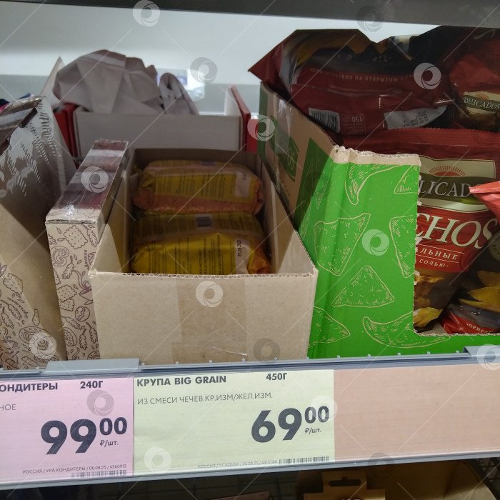 Скачать Отдел чечевицы в магазине "Чижик". фотосток Ozero