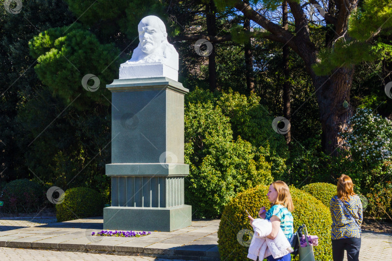 Скачать Бюст Ленина в Никитском ботаническом саду. Крым фотосток Ozero