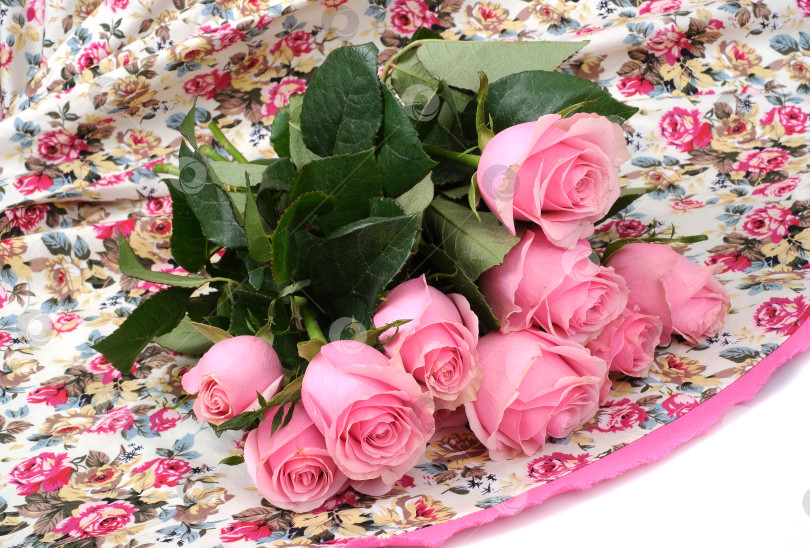 Скачать Букет розовых роз на цветочной ткани, романтическая композиция-натюрморт фотосток Ozero