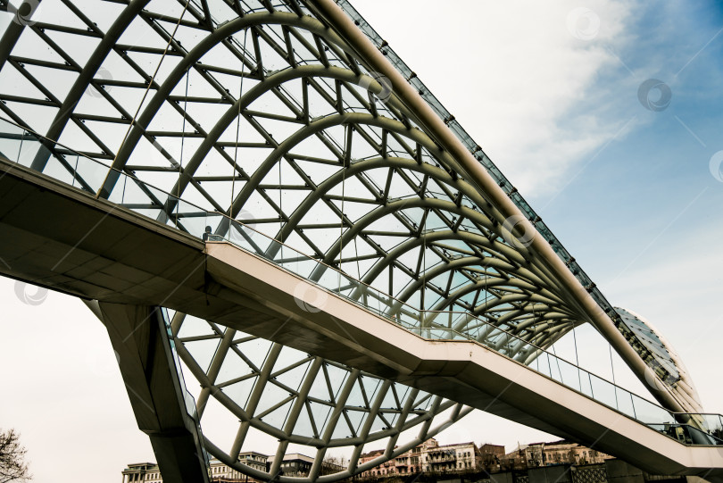 Скачать Тбилиси, Грузия, 12 марта 2019 года, Мост мира через реку Кура. Достопримечательный город фотосток Ozero