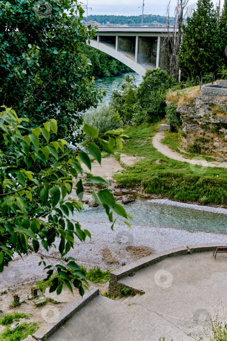 Скачать Автомобильный мост через реку Морача в пасмурный осенний день в городе Подгорица, Черногория фотосток Ozero