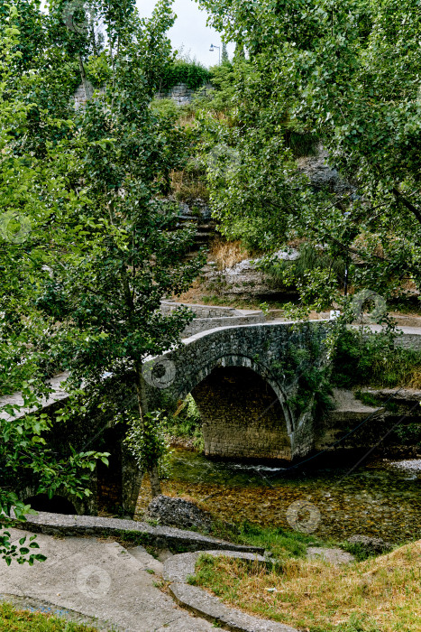 Скачать Пешеходный мост через реку Морача в осенний день в городе Подгорица, Черногория фотосток Ozero