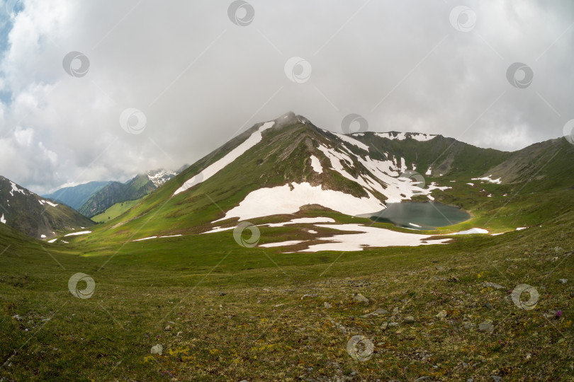 Скачать Зеленая горная долина, высокогорье летом. фотосток Ozero
