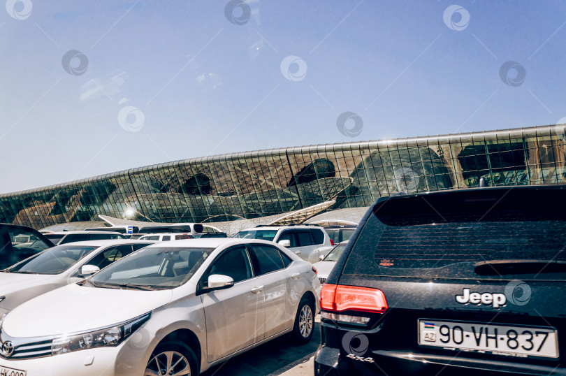 Скачать Баку, Азербайджан, 29 августа 2016 года, автомобили припаркованы в аэропорту Гейдар Алиев фотосток Ozero