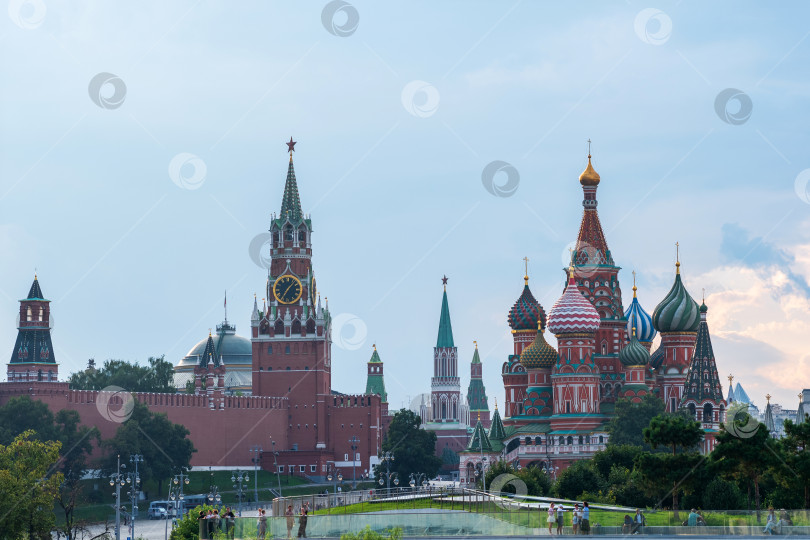 Скачать вид на Кремль и собор Василия Блаженного в Москве из парка Зарядье фотосток Ozero