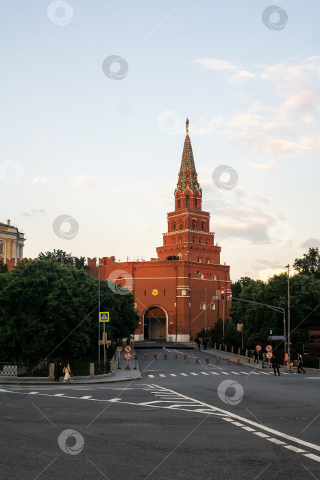 Скачать вид на Боровицкую башню Московского Кремля с правительственным входом фотосток Ozero