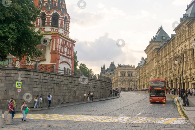 Скачать Улица Варварка рядом с Кремлем в Москве фотосток Ozero