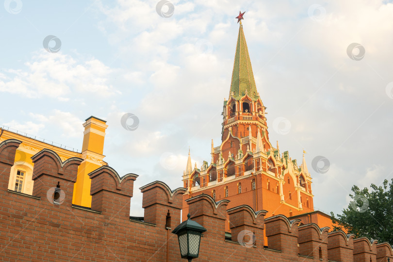 Скачать Вид на башню Московского Кремля за крепостной стеной фотосток Ozero