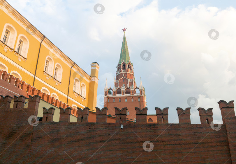 Скачать Троицкая башня Кремля в Москве, Россия. Вид из Александровского сада фотосток Ozero