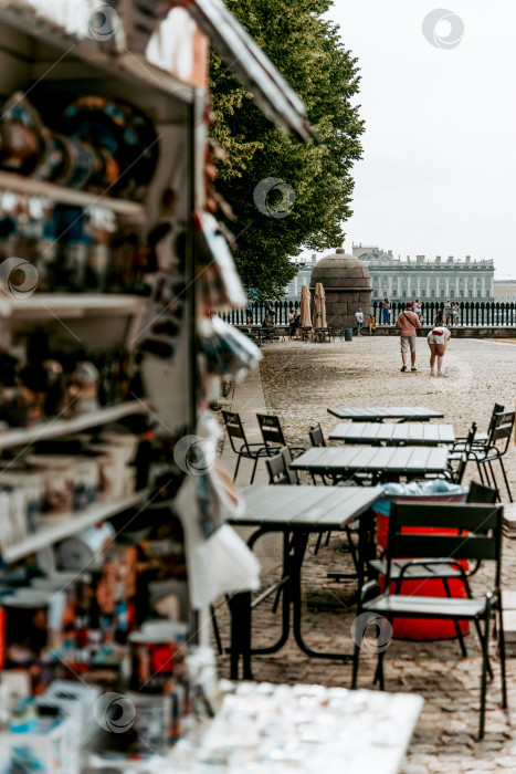 Скачать Санкт-Петербург, Россия, 7 июня 2021 года, Обед на открытой террасе кафе veranda фотосток Ozero