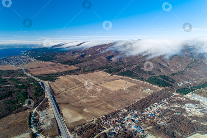 Скачать Панорама Маркотхского хребта, Кавказских гор. На заднем плане Новороссийск. Начинается Норд-Ост фотосток Ozero