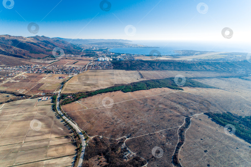 Скачать Панорама гор Кваказ и курорта Геленджик на заднем плане. Дорога ведет в Геленджик. фотосток Ozero