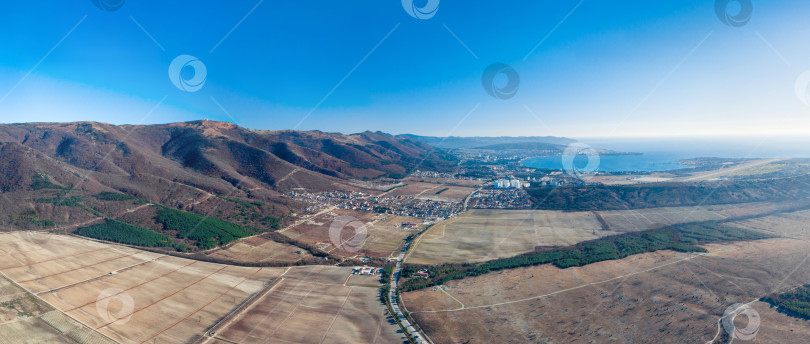 Скачать Панорама гор Кваказ и курорта Геленджик на заднем плане. Дорога ведет в Геленджик. фотосток Ozero