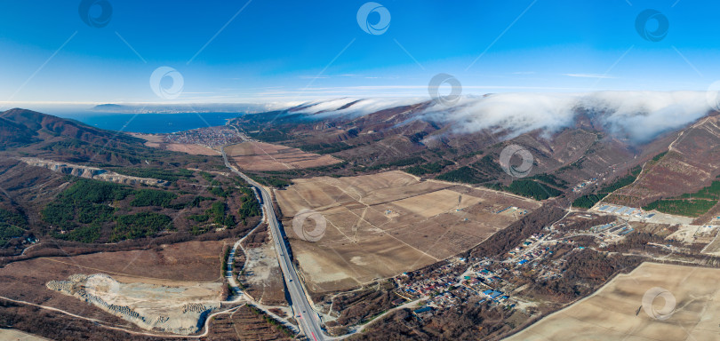 Скачать Панорама Маркотхского хребта, Кавказских гор. На заднем плане Новороссийск. Начинается Норд-Ост фотосток Ozero