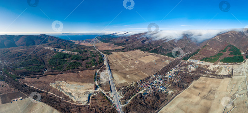 Скачать Панорама Маркотхского хребта, Кавказских гор. На заднем плане Новороссийск. Начинается Норд-Ост фотосток Ozero