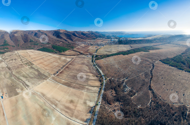 Скачать Панорама гор Кваказ и курорта Геленджик на заднем плане. фотосток Ozero