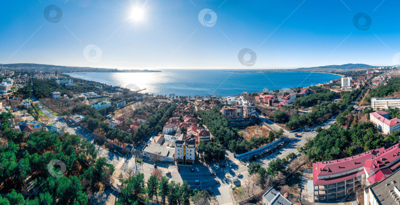 Скачать Панорама курорта Геленджик в солнечный день. фотосток Ozero