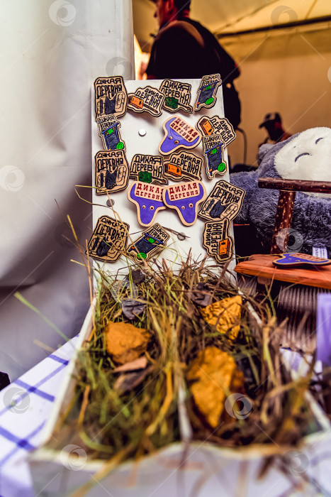 Скачать Санкт-Петербург, Россия, 5 мая 2021 года, полка с сувенирными украшениями в магазине market фотосток Ozero