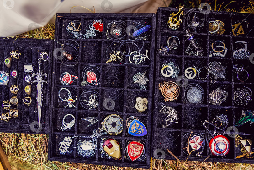 Скачать Санкт-Петербург, Россия, 5 мая 2021 года, полка с сувенирными украшениями в магазине market фотосток Ozero