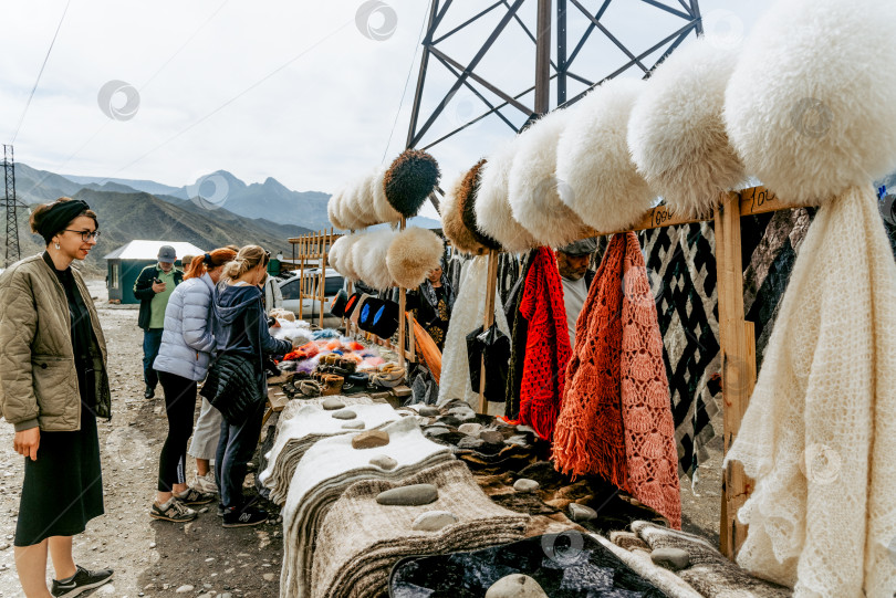 Скачать Дагестан, Россия, 8 мая 2020 года, на Восточном рынке продается местная традиционная одежда фотосток Ozero