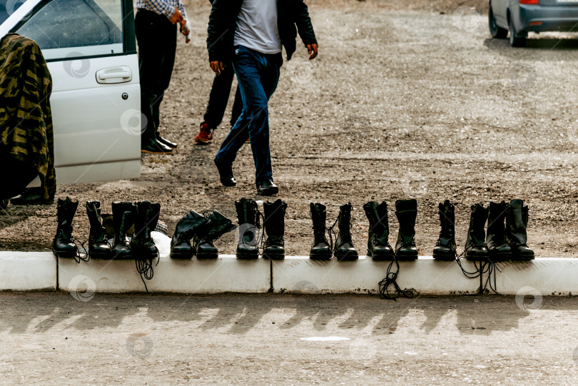 Скачать Дагестан, Россия, 8 мая 2020 года, уличный рынок одежды и обуви в маленькой деревне фотосток Ozero