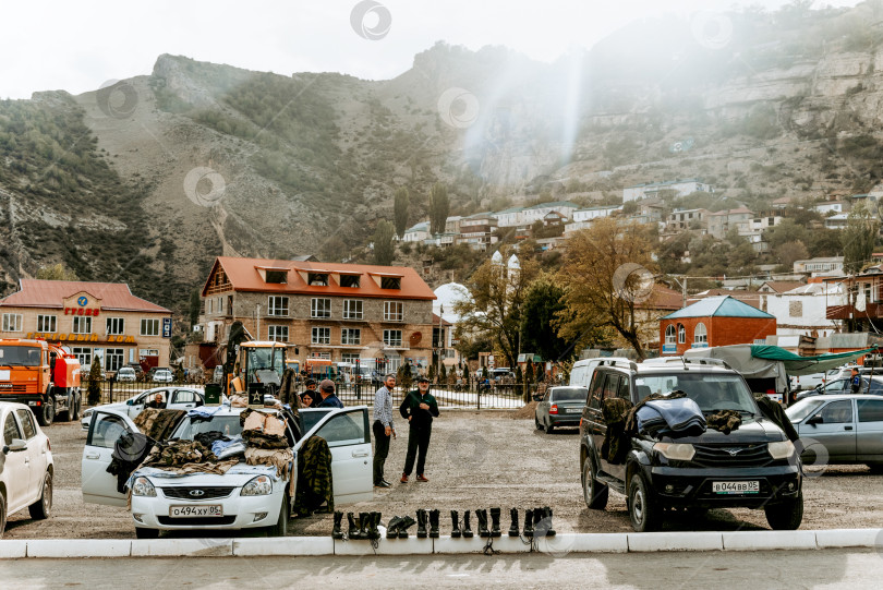 Скачать Дагестан, Россия, 8 мая 2020 года, уличный рынок одежды и обуви в маленькой деревне фотосток Ozero