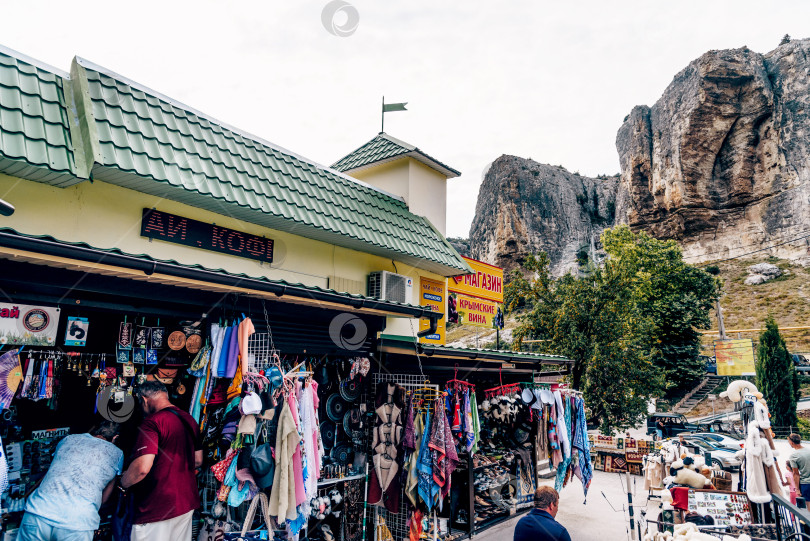 Скачать Бахчисарай, Крым, 20 июля 2020 года, на Восточном рынке продают разноцветный этнический ковер фотосток Ozero