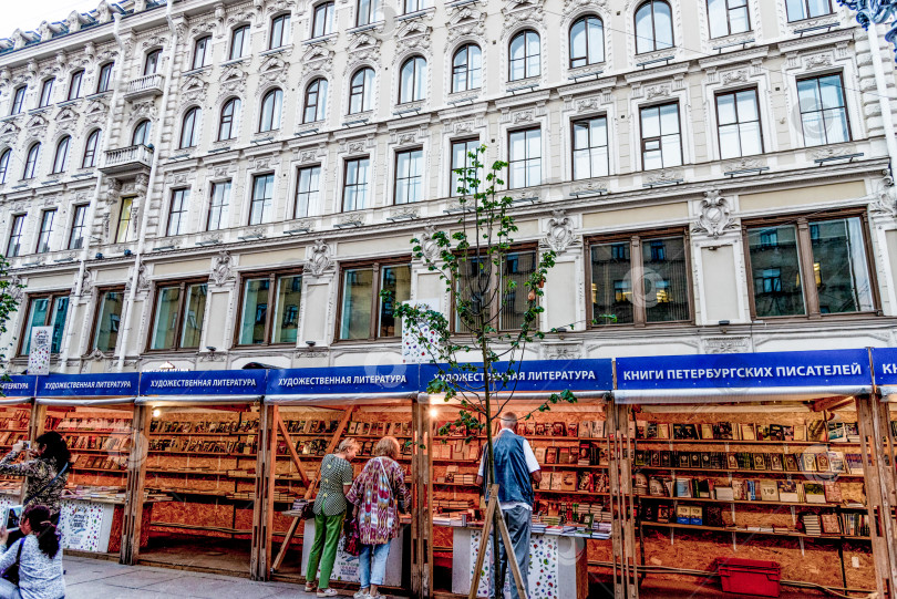 Скачать Санкт-Петербург, Россия, 1 августа 2017 года, люди покупают литературу в книжном магазине фотосток Ozero