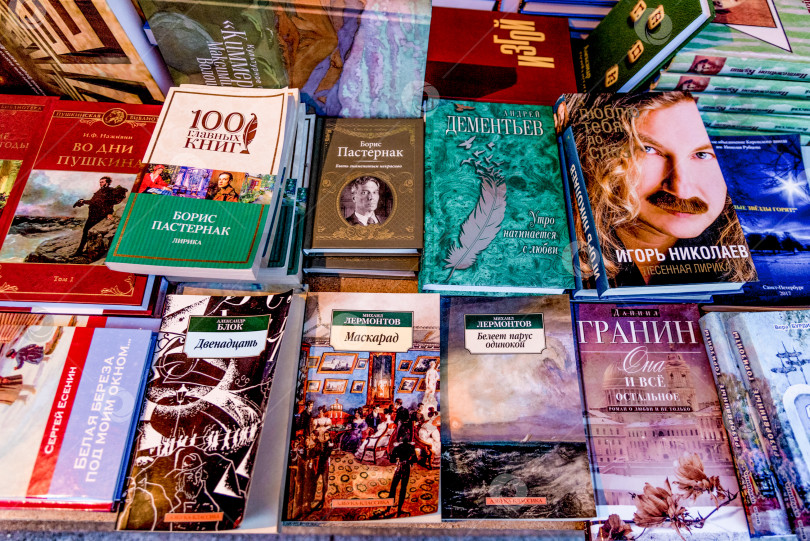 Скачать Санкт-Петербург, Россия, 1 августа 2017 года, Книги выставлены на полки книжного магазина фотосток Ozero