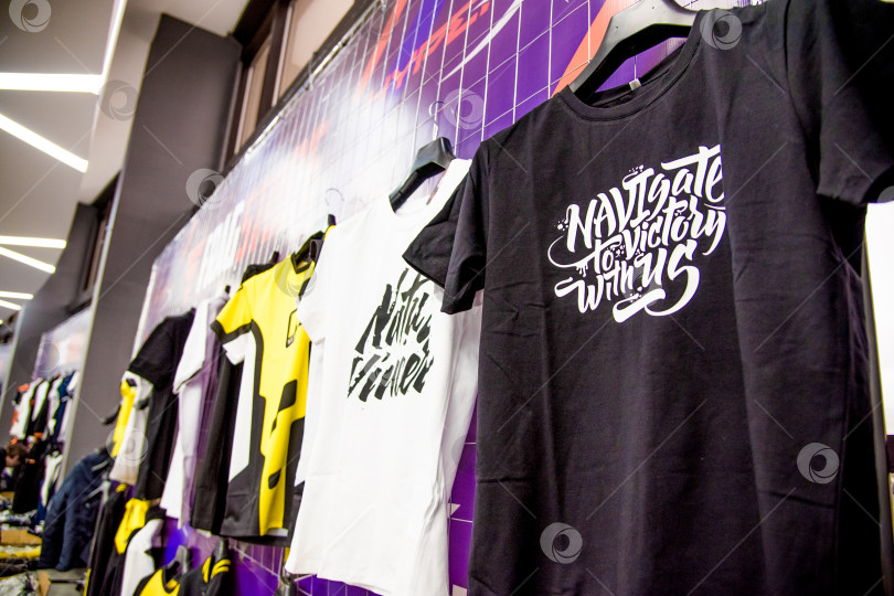 Скачать Санкт-Петербург, Россия, 28 октября 2017 года, магазин одежды T-shirts hang market фотосток Ozero