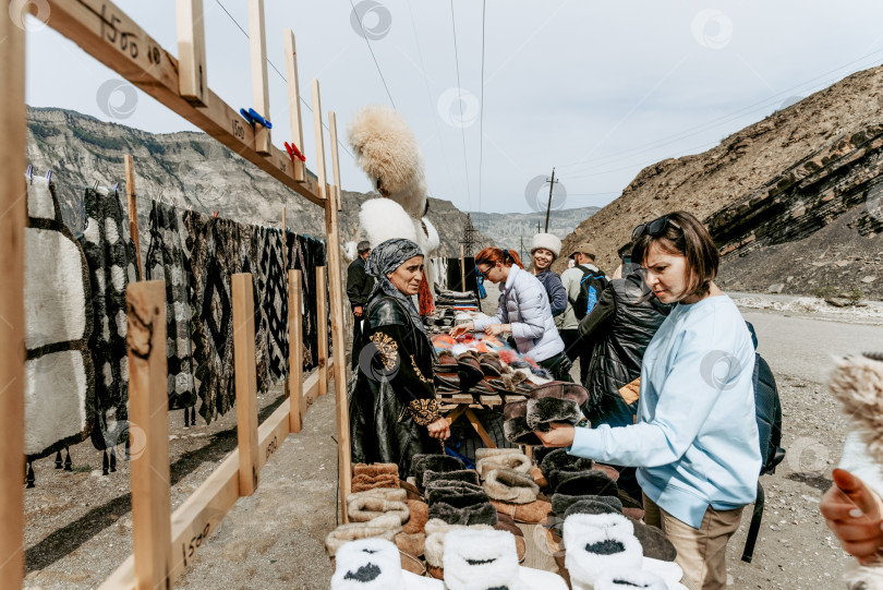 Скачать Дагестан, Россия, 8 мая 2020 года, на Восточном рынке продается местная традиционная одежда фотосток Ozero