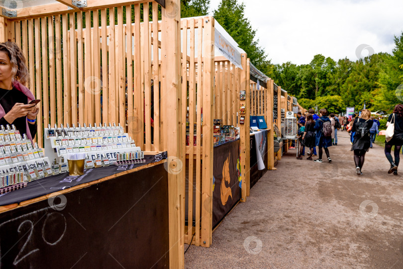 Скачать Санкт-Петербург, Россия, 6 июля 2019 года, магазин сувенирной продукции Shelf market фотосток Ozero