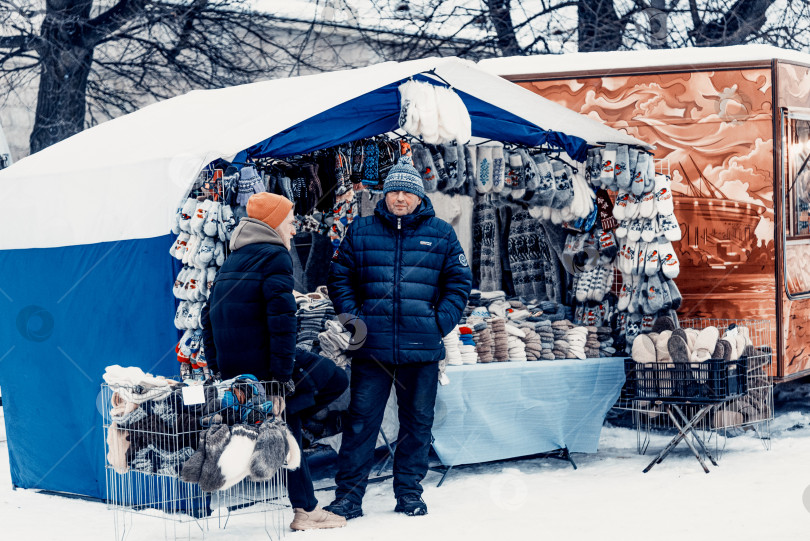 Скачать Санкт-Петербург, Россия, 19 января 2022 года, Уличный рынок вязаной одежды с лотками фотосток Ozero