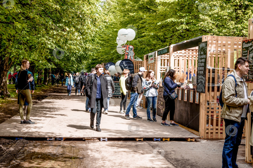 Скачать Санкт-Петербург, Россия, 6 июля 2019 года, магазин сувенирной продукции Shelf market фотосток Ozero