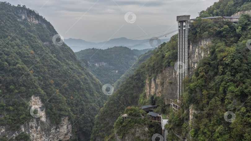 Скачать Зиплайн над ущельем. Силуэты людей на канатах. фотосток Ozero