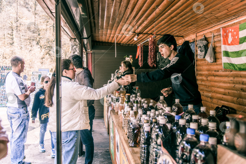 Скачать Сухум, Абхазия, 22 марта 2020 года, на рынке продаются крепкие алкогольные напитки домашнего приготовления фотосток Ozero
