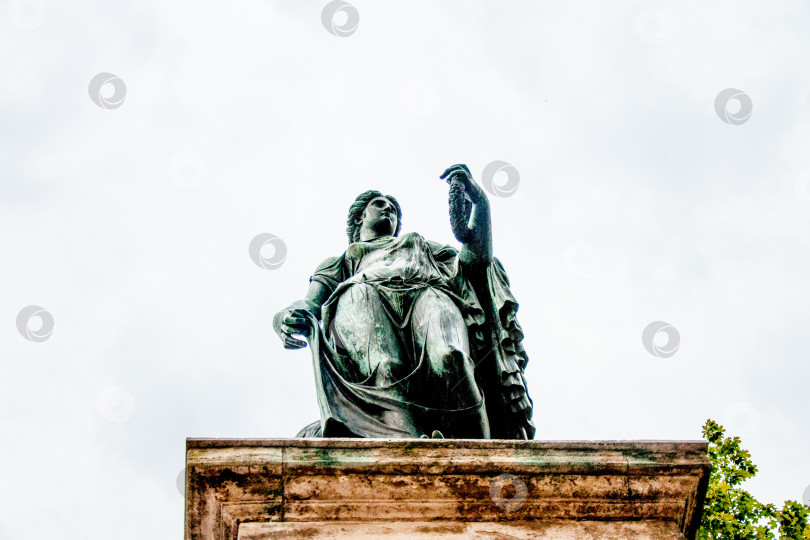 Скачать Санкт-Петербург, Россия, 5 августа 2015 года, Мраморная скульптурная композиция в Павловском парке фотосток Ozero