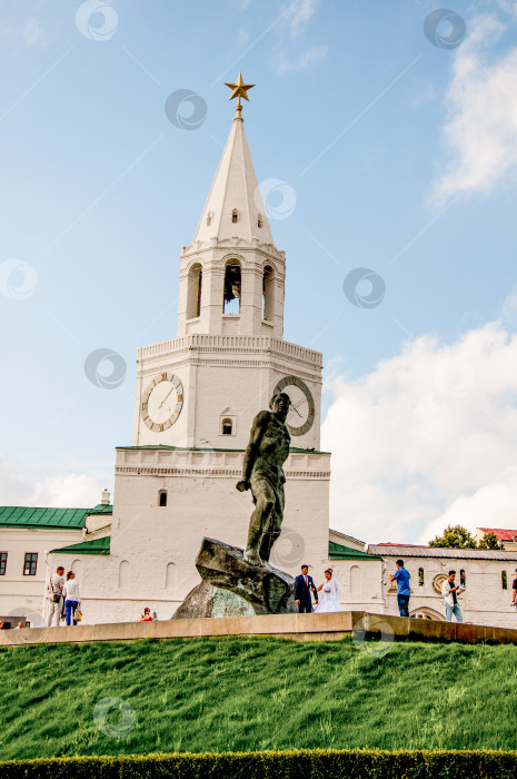Скачать Казань, Россия, 30 июля 2015 года, Бронзовый памятник герою Советского Союза Мусе Джалилю фотосток Ozero