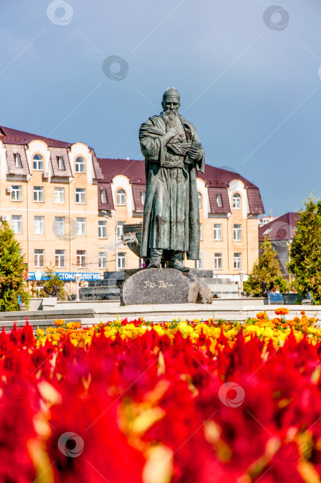 Скачать Казань, Россия, 28 июля 2015 года, Бронзовая скульптура, памятник писателю Кул Гали фотосток Ozero