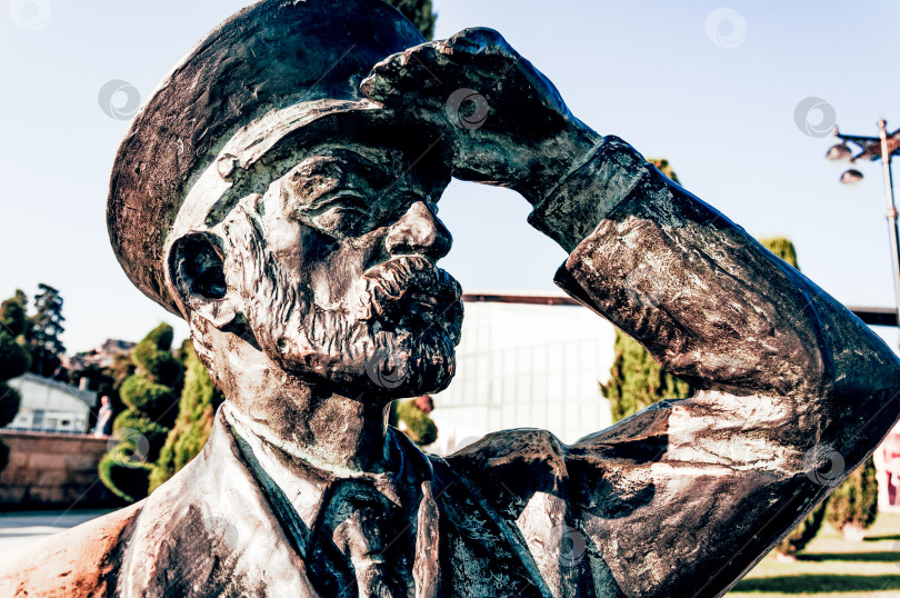 Скачать Баку, Азербайджан, 20 августа 2016 года, скульптура "Капитан парусника смотрит на Каспийское море" фотосток Ozero