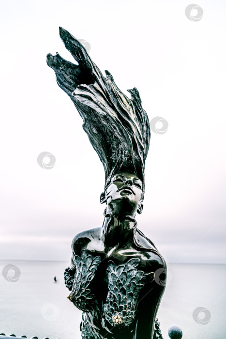 Скачать Петрозаводск, Россия, 1 октября 2017 года, Бронзовый памятник женщине на Онежской набережной фотосток Ozero