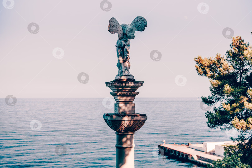 Скачать Парфенит, Крым, 29 июля 2020 года, Мраморная скульптура женщины в парке Айвазовского фотосток Ozero