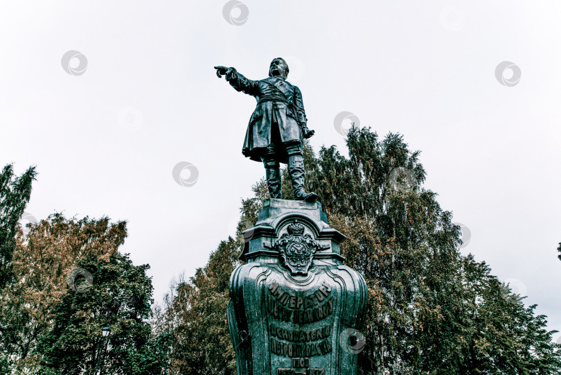 Скачать Петрозаводск, Россия, 1 октября 2017 года, Бронзовая статуя-памятник императору Петру 1 фотосток Ozero